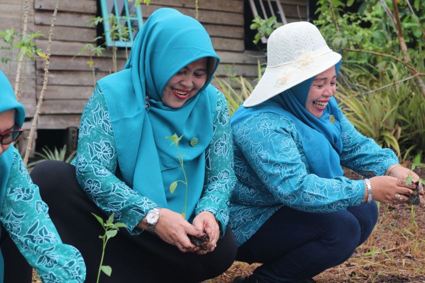 Sempena HKG, Hj Ismiatun Pimpin PKK Meranti Ikuti Gerakan Tanam Cabai Serentak