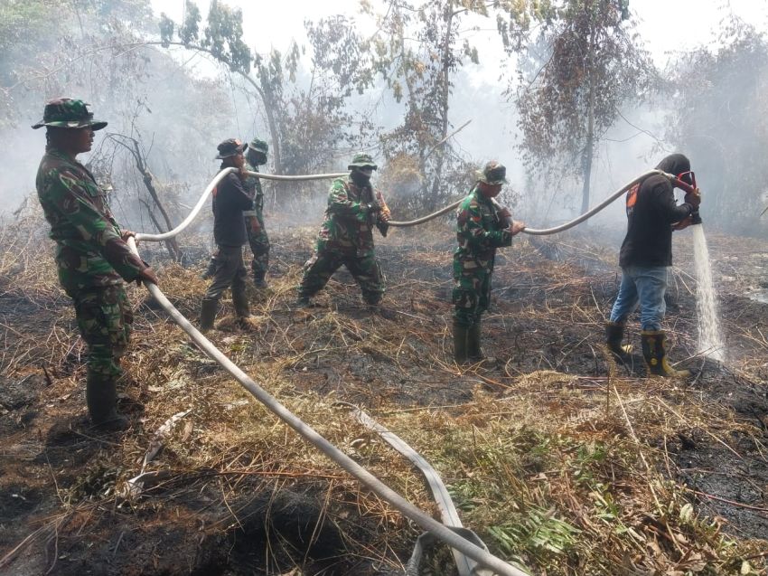 Anggota Koramil 02/Tebing Tinggi Ikut  Berjibaku Lakukan Pedinginan Kebakaran Lahan di Desa Penyagun