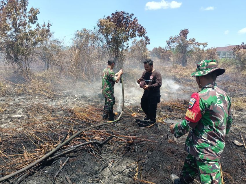 Kebakaran Lahan di Desa Banglas, Personel Koramil 02/Tebing Tinggi Ikut Berjibaku Padamkan Api