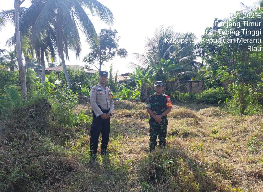 Cegah Karhutla, Serda D Sihotang Bersama Bhabinkamtibmas Selatpanjang Timur Rutin Lakukan Patroli