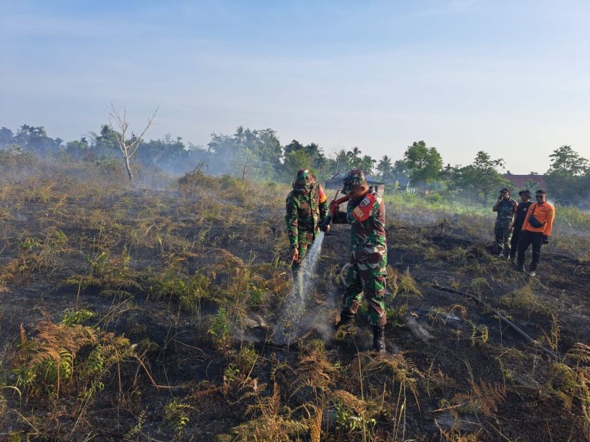 Anggota Koramil 02/Tebing Tinggi Bersama Tim Pemadam Berjibaku Padamkan Kebakaran Lahan