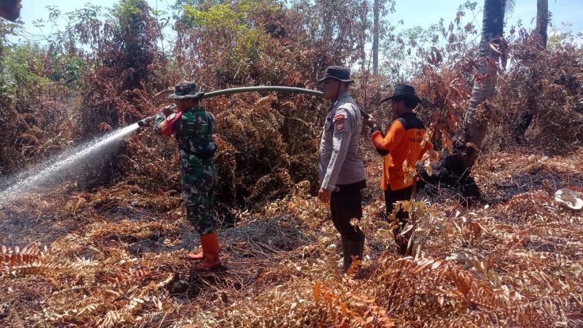Petugas Gabungan Masih Lakukan Pedinginan Katlahut di Desa Sungai Gayung Kiri