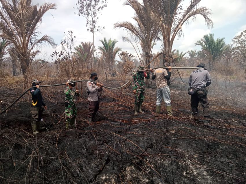Anggota Koramil 02/Tebing Tinggi Ikut Berjibaku Lakukan Pedinginan Karhutla di Tanjung peranap