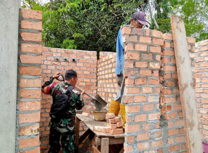 Bantu Proses Pembangunan MCK di Desa Tanjung, Serda Muslim : Hari Ini Sudah Mulai Pengecoran Lantai