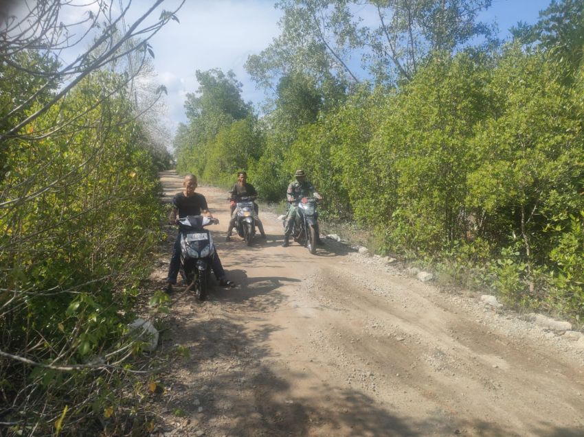 Patroli Bersama Warga Desa Binaan, Serda Herman Saputra Imbau Warga Tak Bakar Lahan