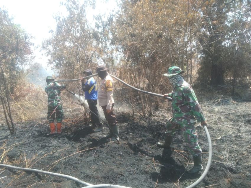Tetap Semangat, Petugas Gabungan Lakukan Pendinginan Karhutla di Desa Sungai Gayung Kiri