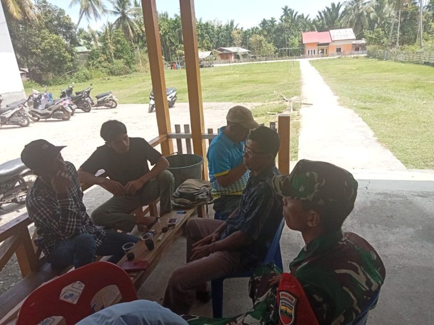 Babinsa Kopda A Winaryo Lakukan Komsos Dengan Warga Desa Kepau Baru