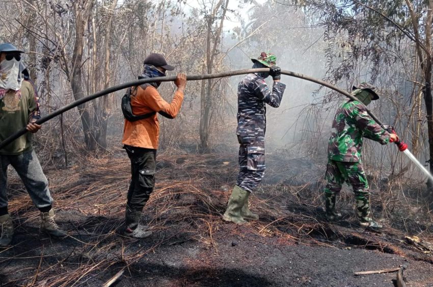 Karlahut di Desa Penyagun, Petugas Gabungan Lakukan Pedinginan Titik Yang Masih Mengeluarkan Asap