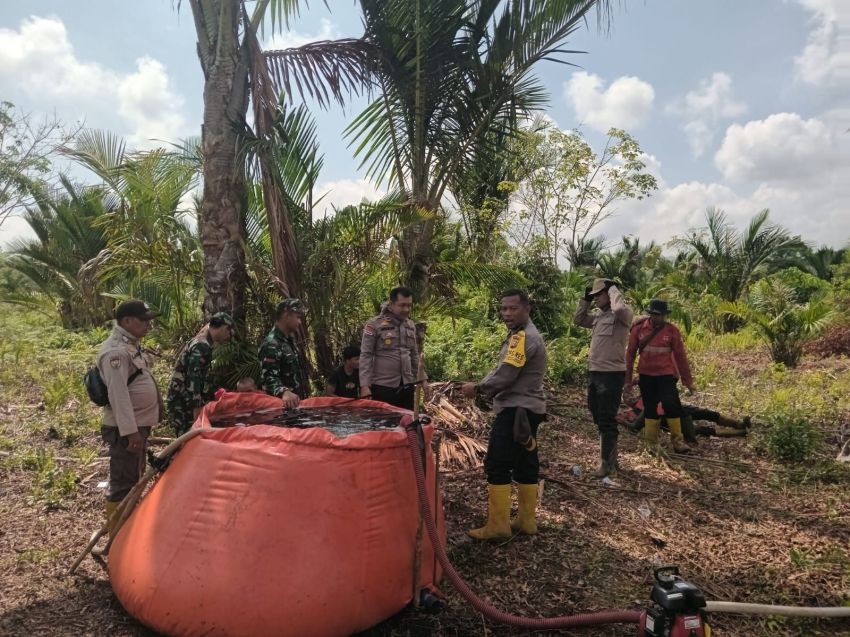 Tak Kenal Lelah, Personel Koramil 02/Tebing Tinggi Bersama Petugas Gabungan Lakukan Pedinginan Karhutla