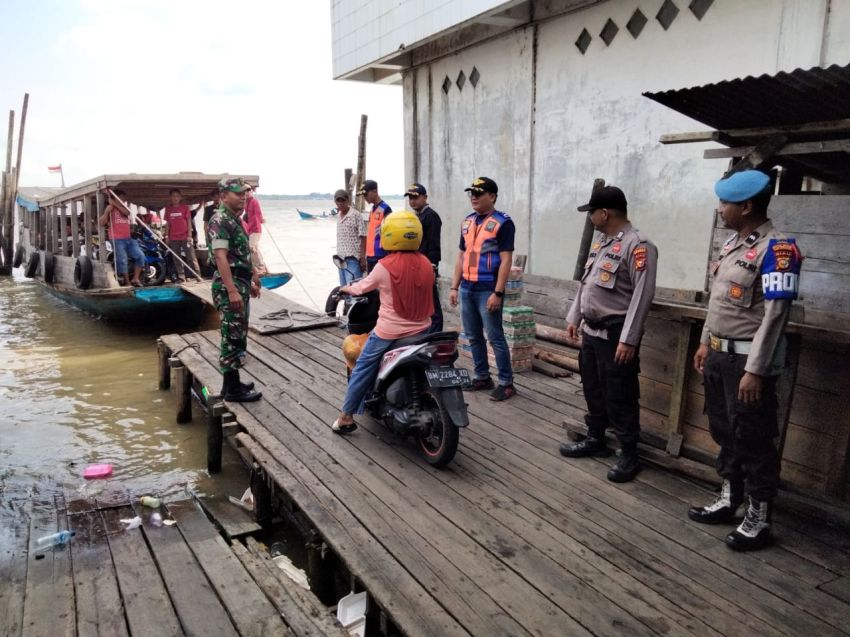 Operasi Ketupat Lancang Kuning, Babinsa Serda Lasidi Ikut Pantau Arus Mudik di Pelabuhan Penyeberangan