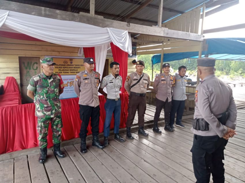 Babinsa Serda Amsyaya Ikut Pantau Arus Mudik di Pelabuhan Mempalai - Kundur