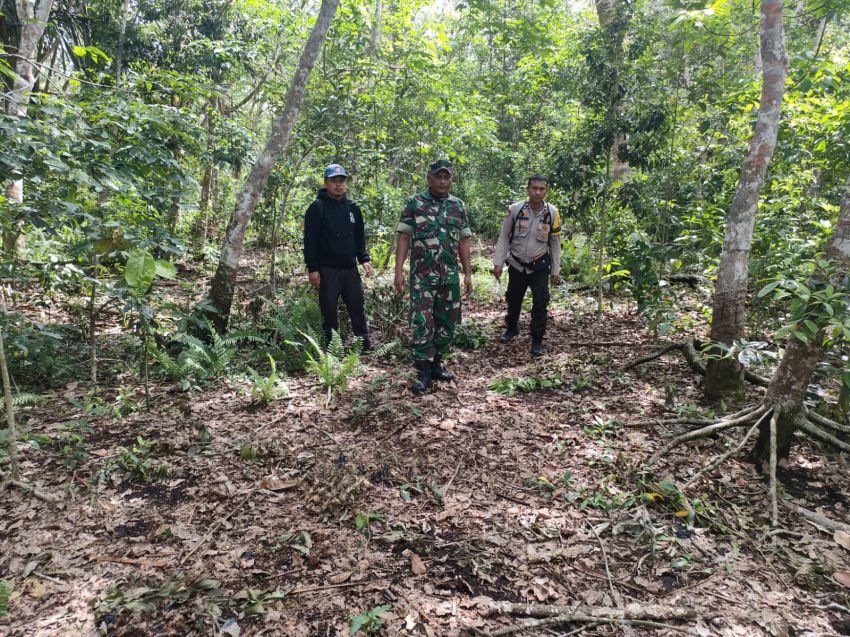 Bersama Bhabinkamtibmas dan MPA, Babinsa Serda Eka Rafiz Lakukan Patroli Karlahut