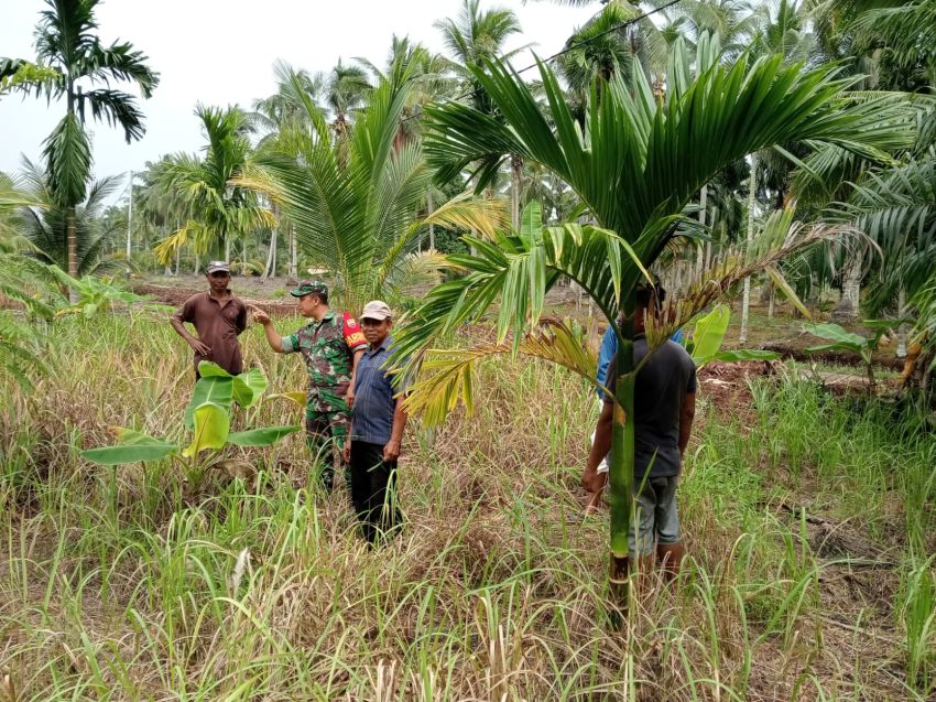 Cegah Dini Karlahut, Serda Imam Subarkah Bersama Warga Topang Lakukan Patroli