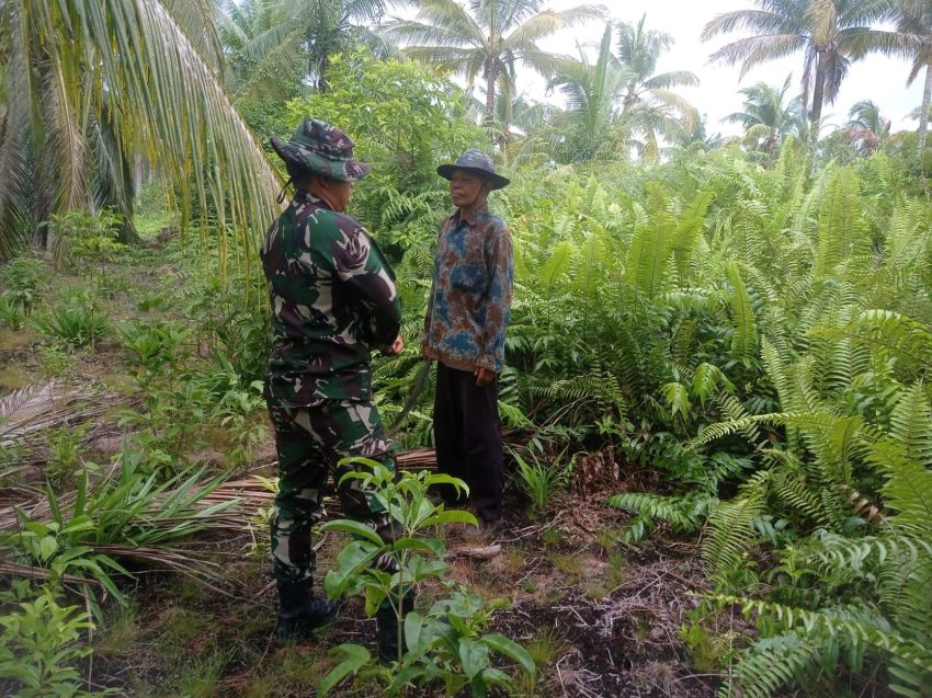 Pratu Aziz Fadillah Bersama Warga Desa Binaan Lakukan Patroli Cegah Karlahut