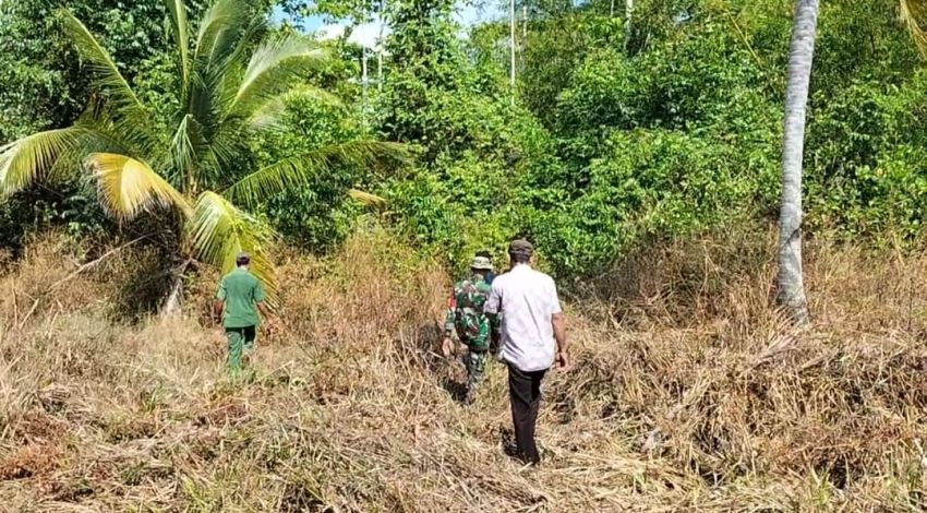 Sertu Amri Bersama Warga Desa Binaan Lakukan Patroli Cegah Karlahut