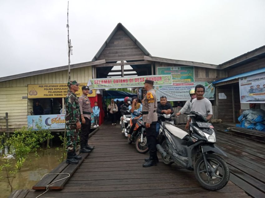 Pastikan Arus Mudik Lancar, Serda Amsyaya Ikut Lakukan Pam di Pelabuhan Mempalai - Kundur
