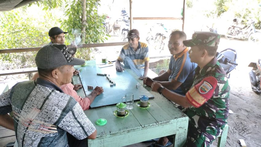 Jaga Hubungan Baik, Serda Muslim Lakukan Komsos Dengan Warga Desa Tanjung