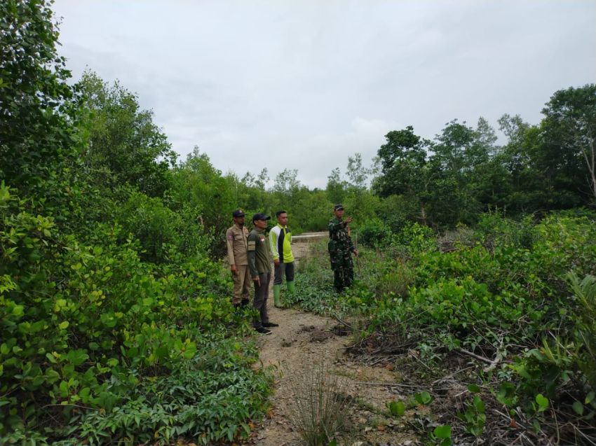 Pastikan Tidak Ada Karlahut, Serma Safi'i Bersama Satpol PP dan MPA Patroli di Desa Mekong