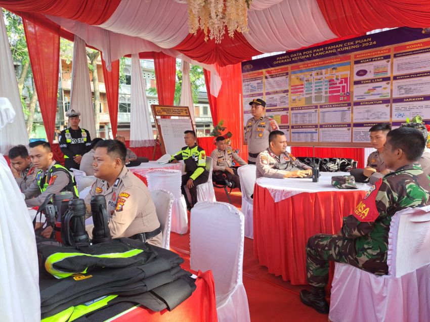 Bersama Polri, Babinsa Serda Darwono Sihotang Lakukan Pam di Pos Taman Cik Puan