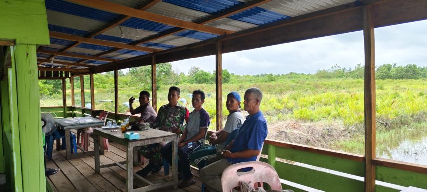 Lakukan Komsos, Sertu Rudi R Sampaikan Sejumlah Hal Penting Kepada Warga Desa Sendaur