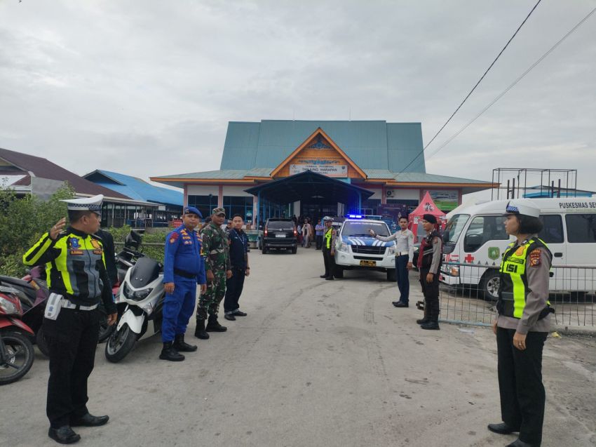 H+3 Lebaran, Serda Eka Rapis Lakukan Pam di Pelabuhan Tanjung Harapan