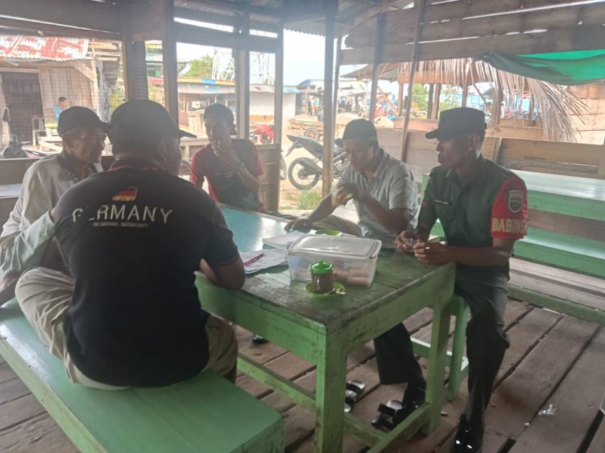 Lakukan Komsos, Kopda A Winaryo Duduk Bersama Warga Desa Kepau Baru