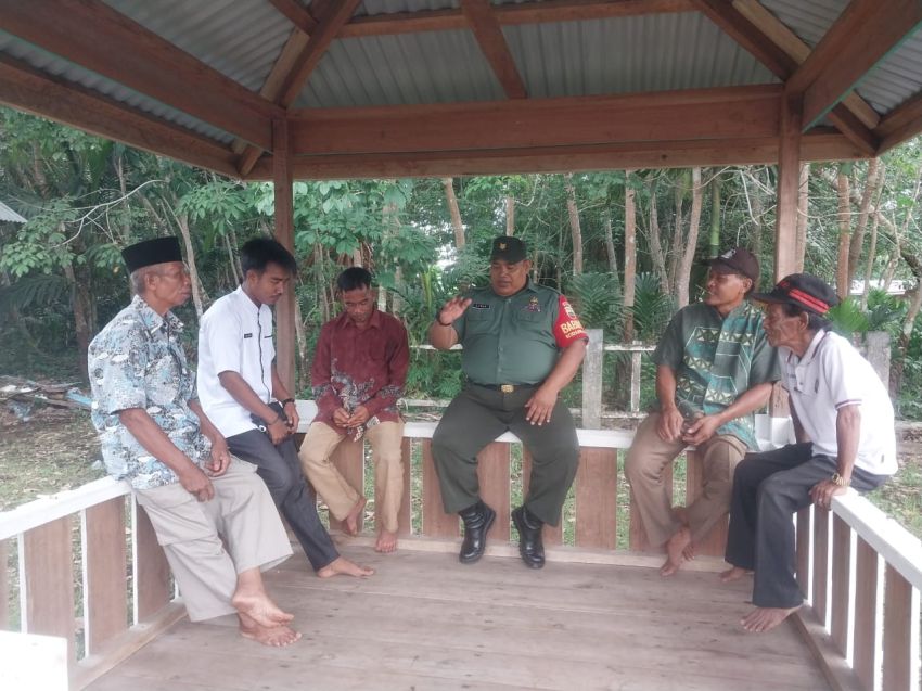 Babinsa Sekda Subar Lakukan Komsos Dengan Warga Desa Repan