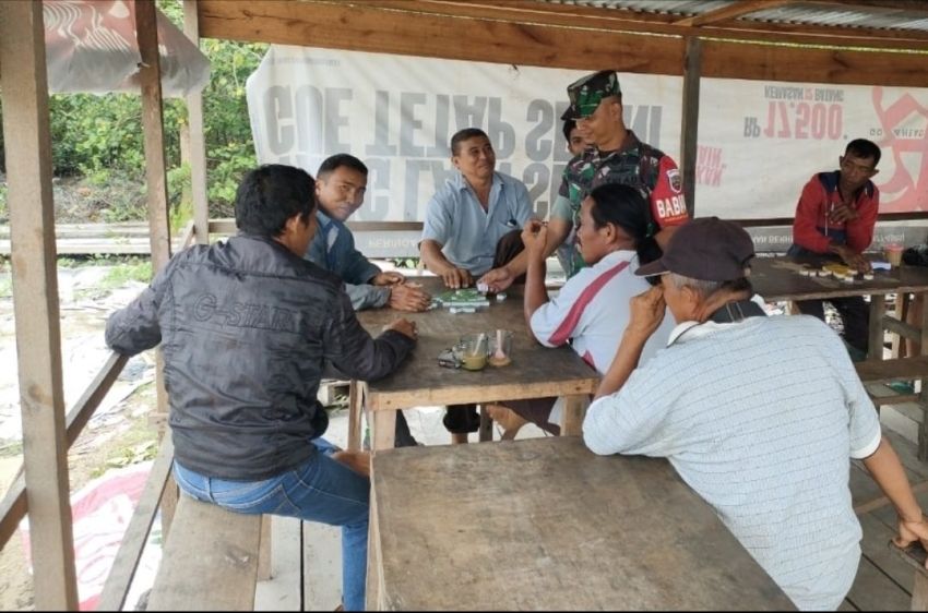 Lakukan Komsos, Serda Muslim Duduk Bersama Warga Desa Tanjung