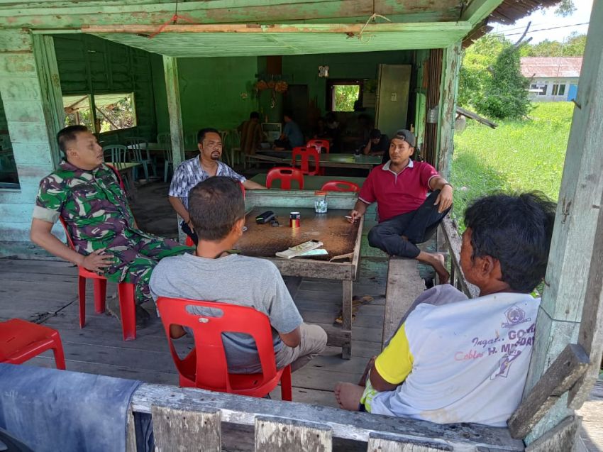 Lakukan Komsos, Serda Dedi Hermansyah Temui Perangkat Desa dan Masyarakat Desa Sungai Tohor