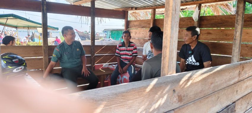 Babinsa Posramil Rangsang Lakukan Komsos Dengan Warga Dwi Tunggal