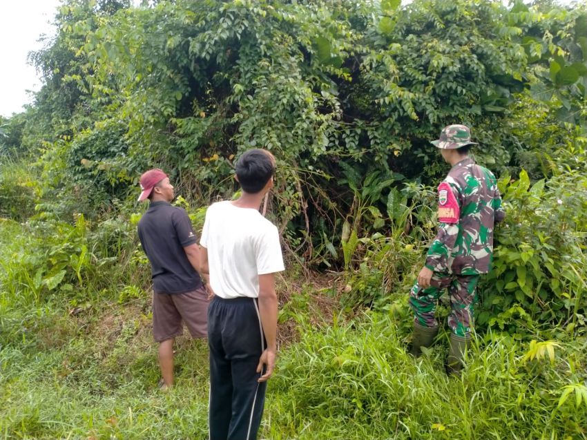 Kopda Sukarman Bersama Warga Desa Tenggayun Raya Patroli Cegah Karlahut