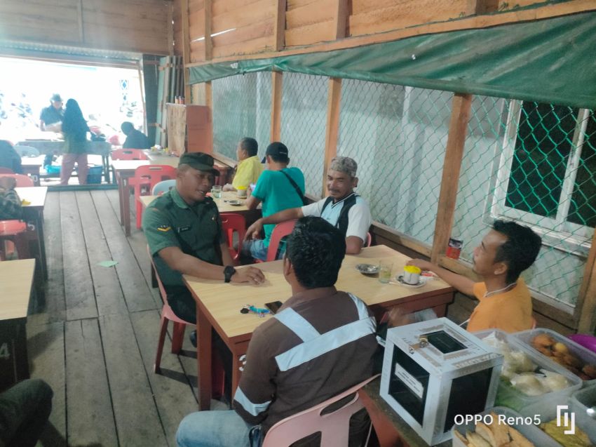 Lakukan Komsos, Serda Eka Rafiz Duduk Bersama Warga Desa Lukun