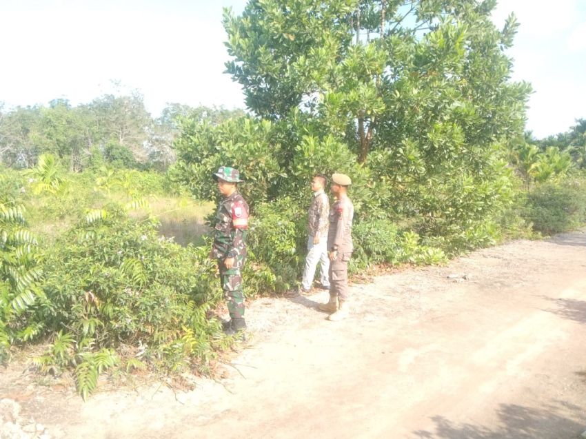 Pratu Aziz Fadillah Bersama Warga Desa Binaan Rutin Lakukan Patroli Cegah Karlahut