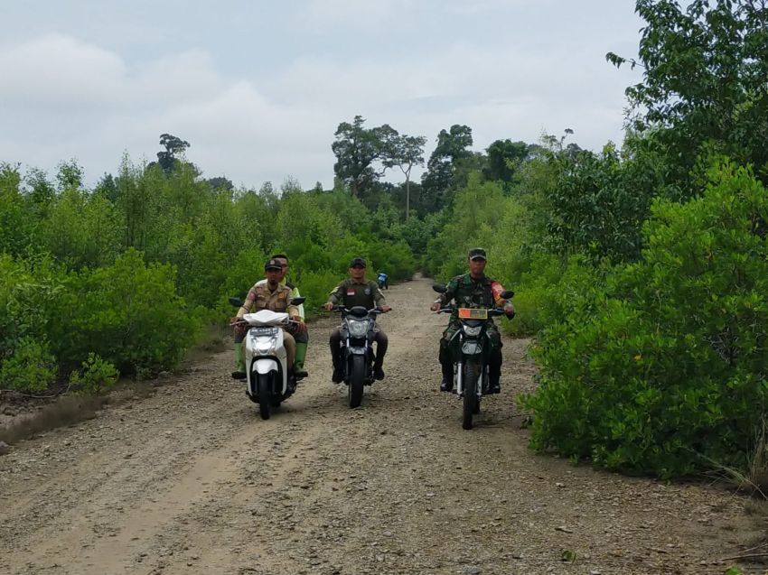 Serma Safi'i Bersama Satpol PP dan MPA Patroli Cegah Karlahut di Desa Mekong