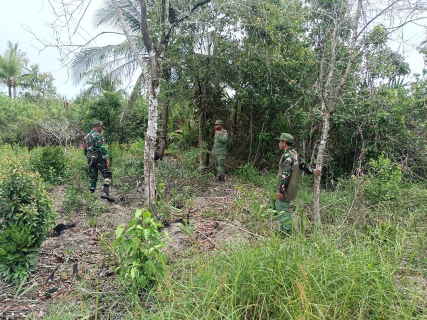 Pratu Riski Nurdiansyah Bersama Linmas Desa Banglas Pantau Titik Rawan Karlahut
