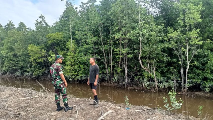 Pratu Diki Hidayat Bersama Warga Desa Sialang Pasung Lakukan Patroli Cegah Karlahut