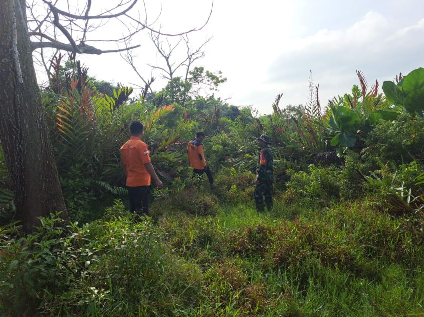 Serda Darwono Sihotang Patroli Sambil Sosialisasi Cegah Kebakaran Lahan dan Hutan