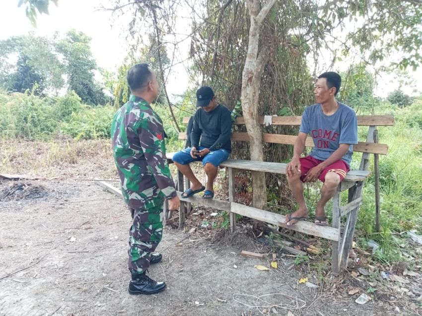 Jaga Silaturahmi, Koptu Muherli Lakukan Komunikasi Sosial Dengan Warga Desa Tenan