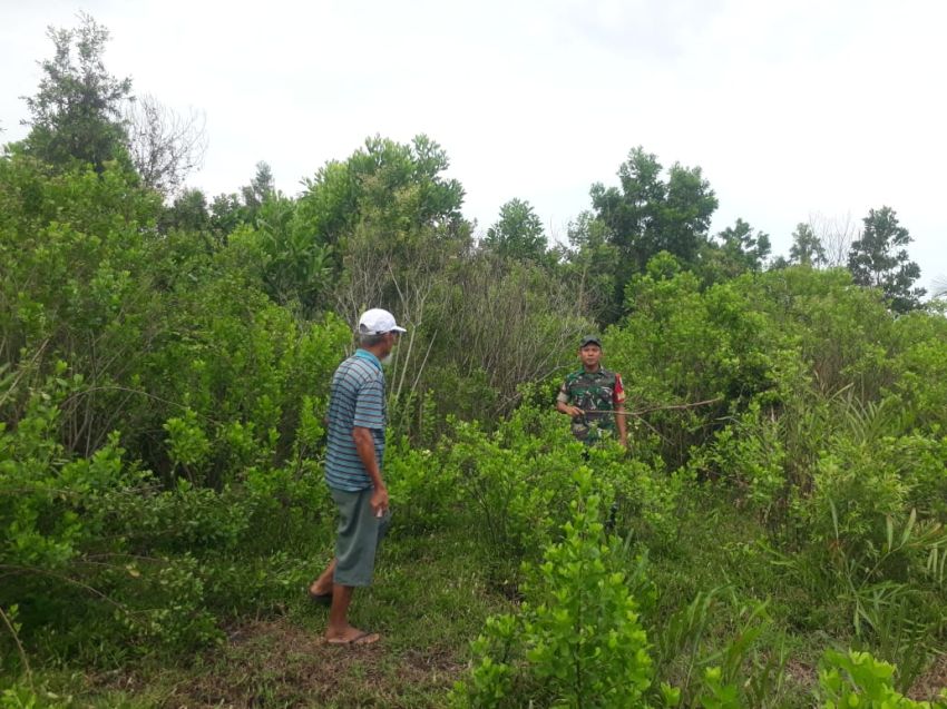 Praka Firdaus Bersama Warga Patroli Cegah Karlahut di Desa Bathin Suir
