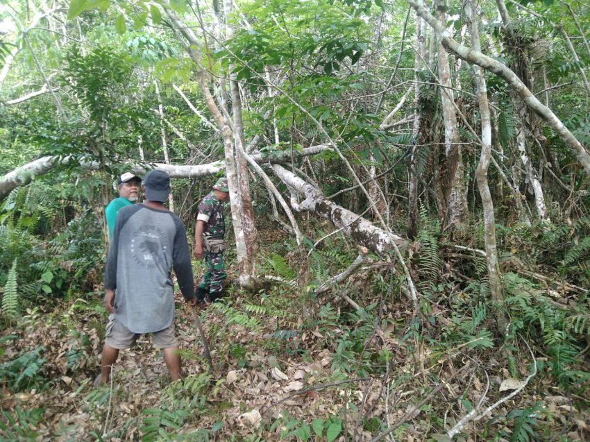 Bersama Warga Desa Binaan, Serka Ernala Sembiring Pantau Titik Rawan Karlahut