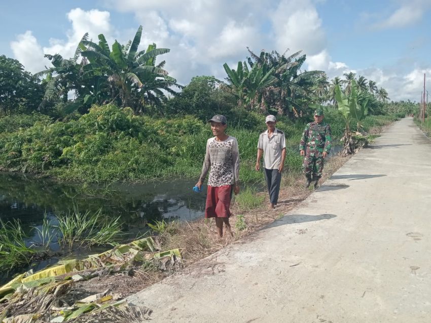 Babinsa Serka Anton Harianja Ajak Kadus di Desa Sendaur Patroli Karlahut