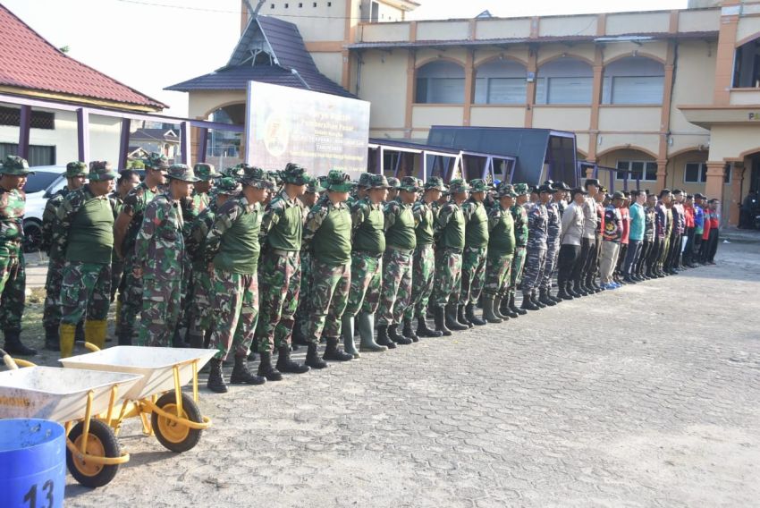 Dalam Rangka HUT Ke-74 Kodam I Bukit Barisan, Kodim 0303/Bengkalis Gelar Karya Bakti Bersihkan Pasar