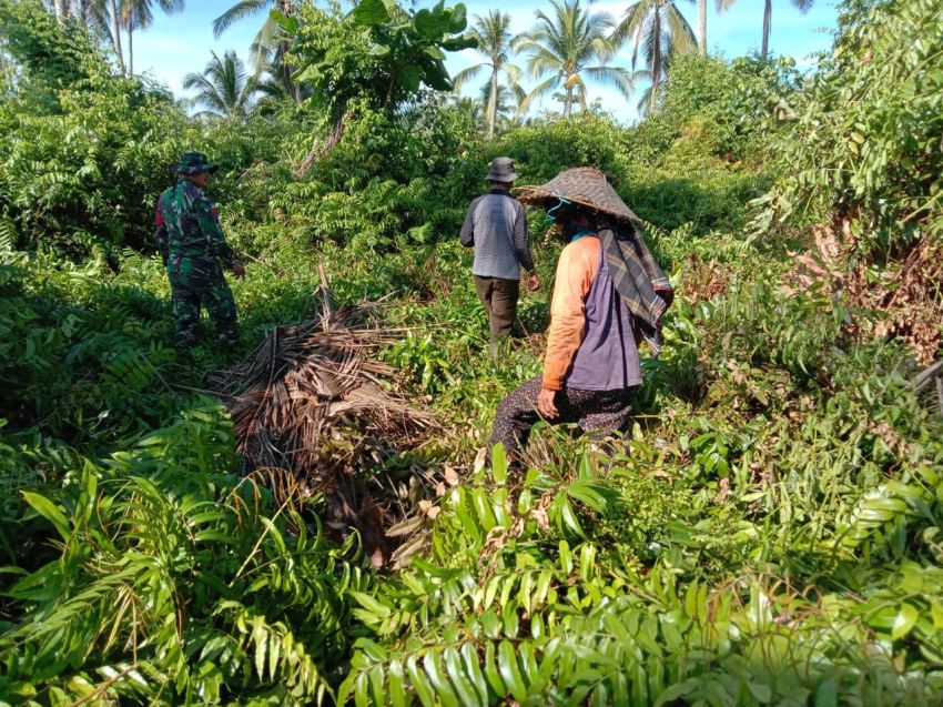 Praka Agam Iskandar Patroli Sambil Sosialisasi Karlahut di Desa Bina Maju