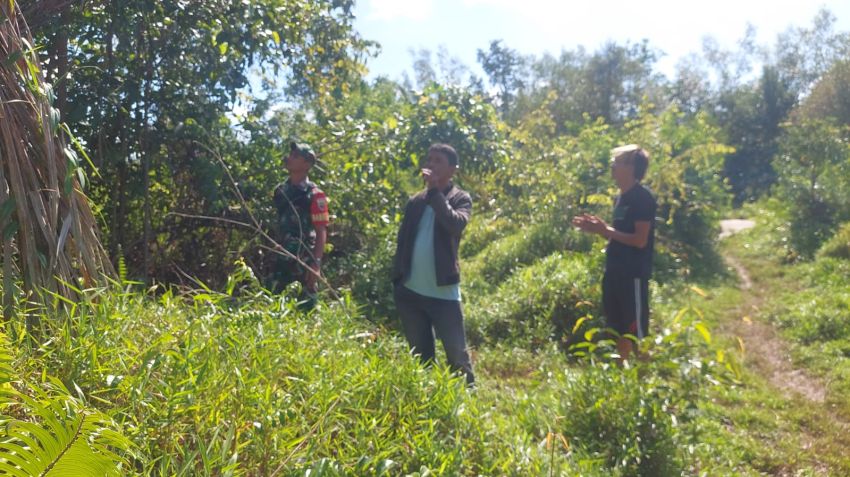 Pratu Muhammad Fahrijal Bersama Warga Desa Segomeng Patroli Cegah Karlahut