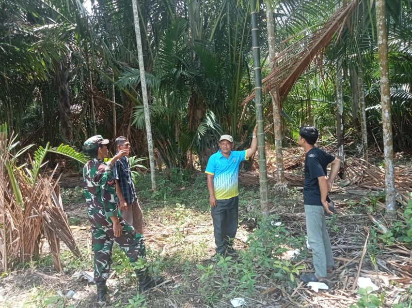 Kopda Andri Winaryo Patroli Sambil Sosialisasi Karlahut di Desa Kepau Baru