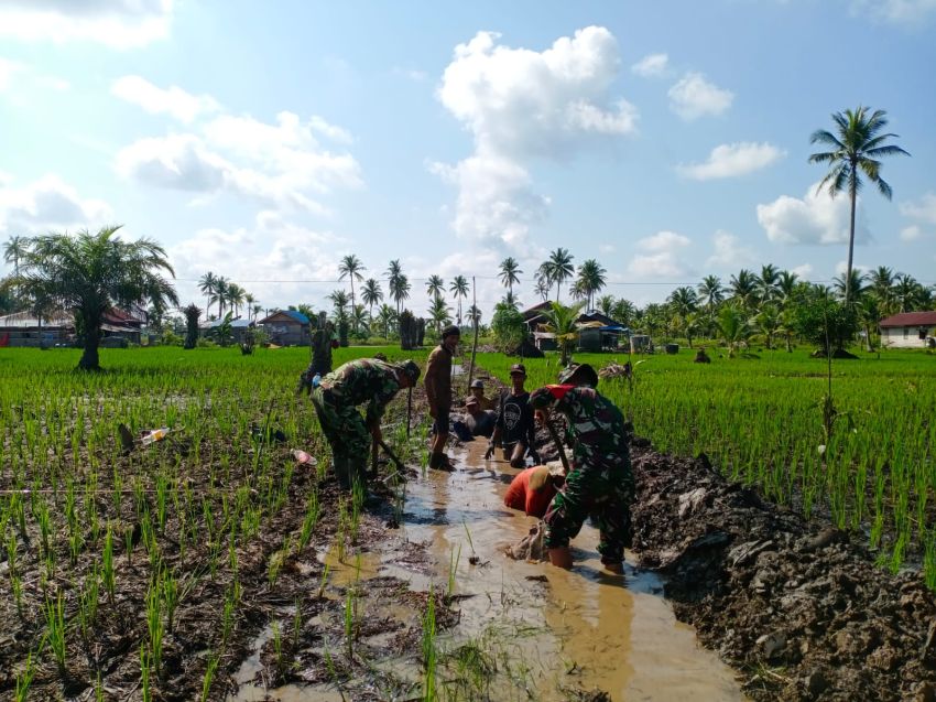 Babinsa Koramil 02/Tebing Tinggi Bantu Petani di Desa Mekar Baru Bikin Parit Tersier