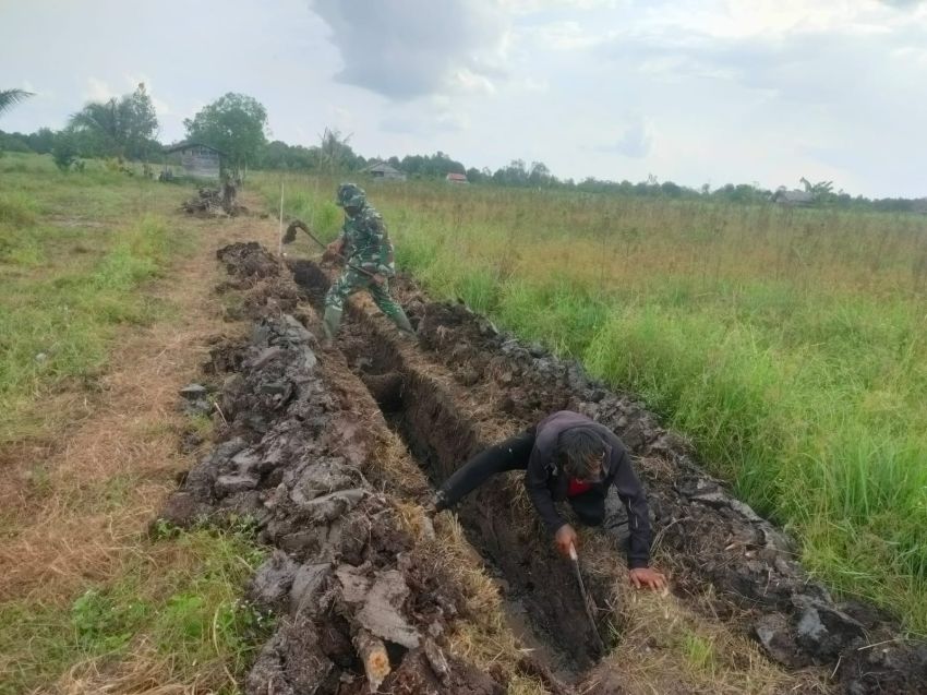Optimasi Lahan Pertanian, Babinsa Koramil 02/Tebing Tinggi Bantu Pembuatan Saluran Terserier