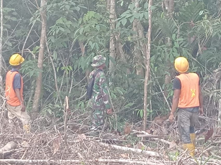Serda Amsyaya Bersama Warga Desa Insit Lakukan Patroli Cegah Karlahut