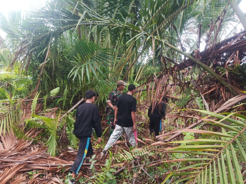 Serda Suprayitno Bersama MPA Desa Mengkikip Patroli Cegah Karlahut