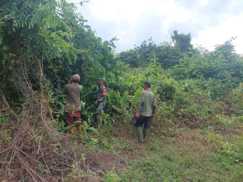 Pratu Muhammad Fahrijal Bersama Warga Patroli Cegah Karlahut di Desa Segomeng